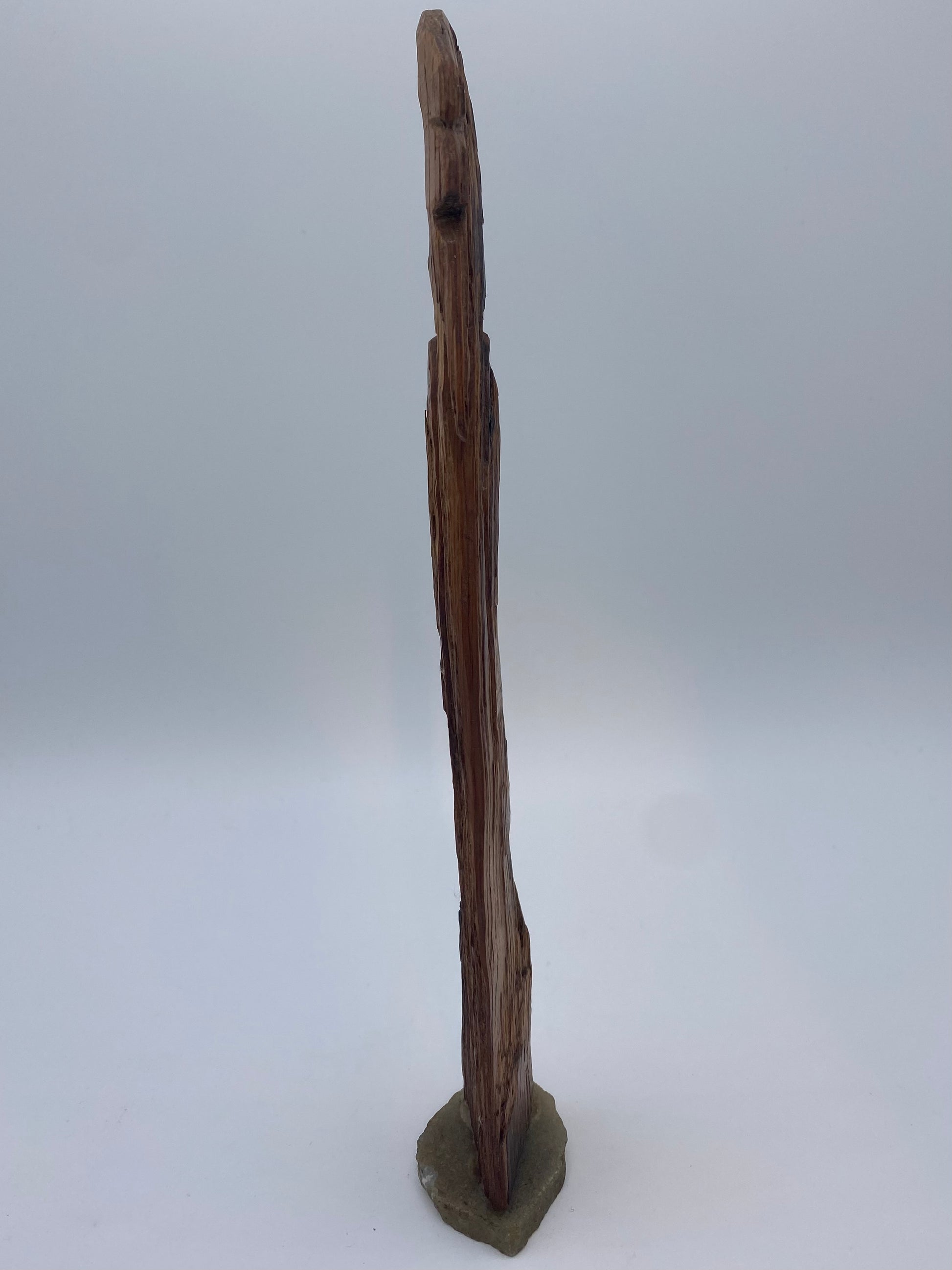 Håndskåren skandinavisk Loke pinde-figur. Slut 20. Århundrede