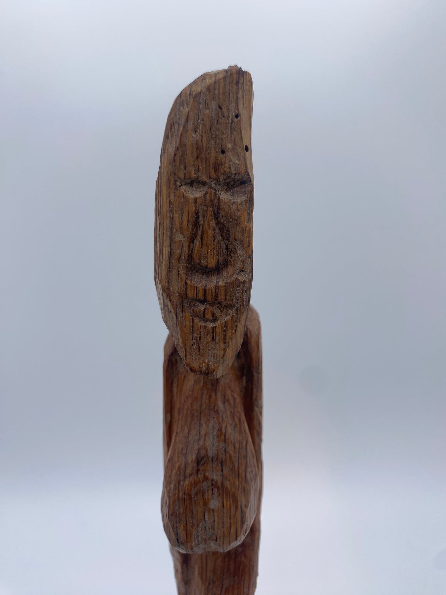 Håndskåren skandinavisk pinde-figur. Slut 20. Århundrede