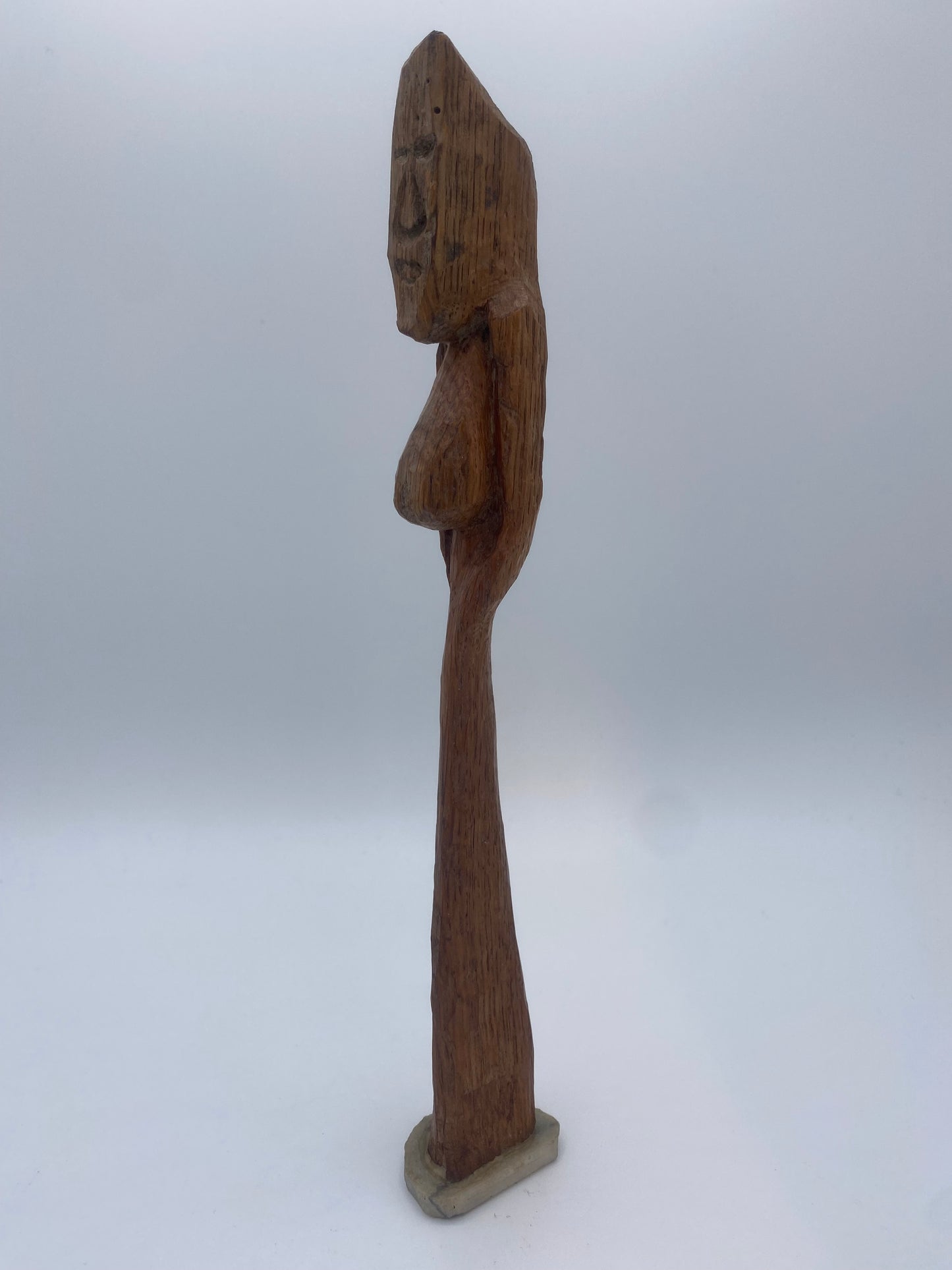 Håndskåren skandinavisk pinde-figur. Slut 20. Århundrede