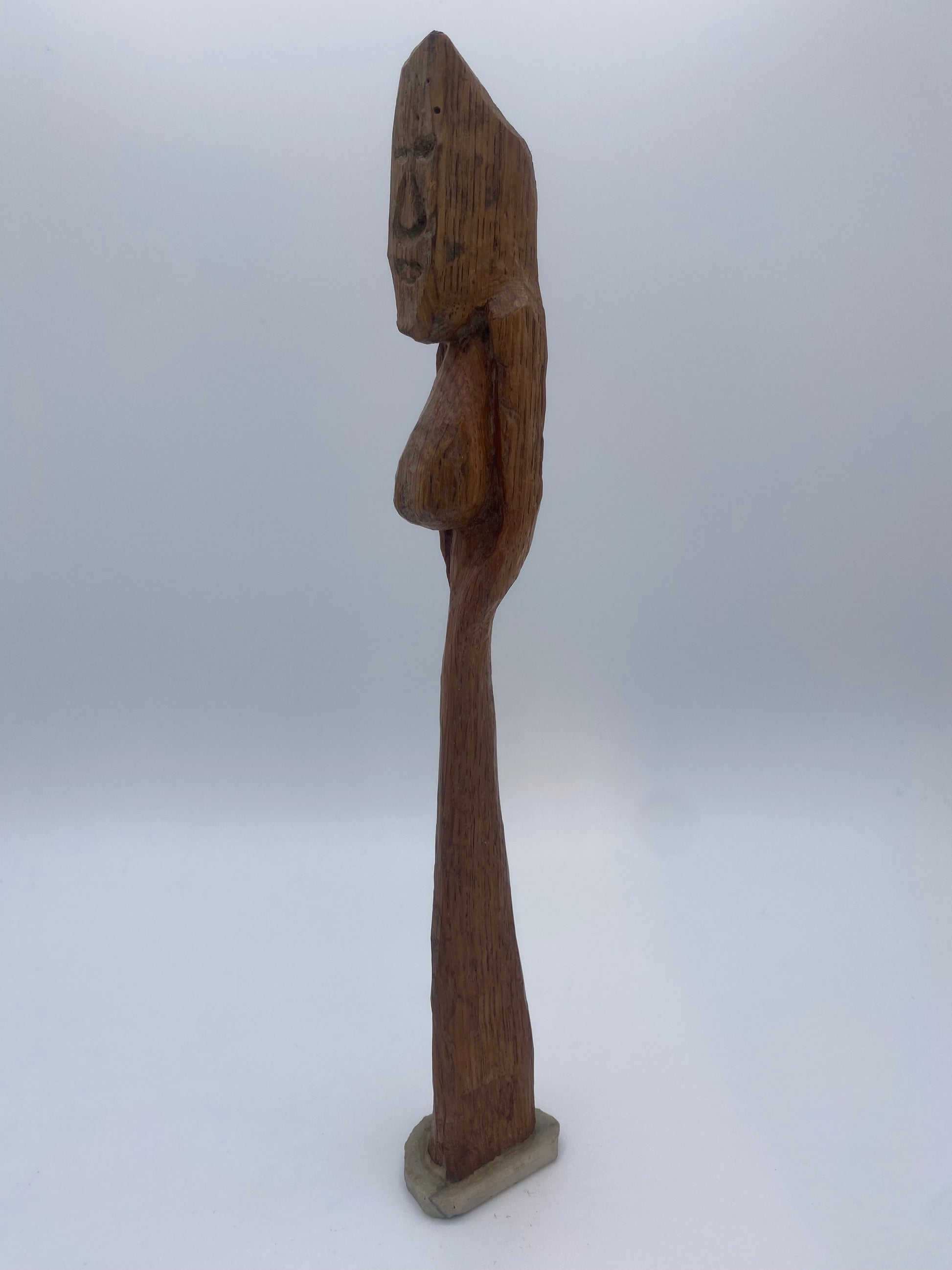 Håndskåren skandinavisk pinde-figur. Slut 20. Århundrede