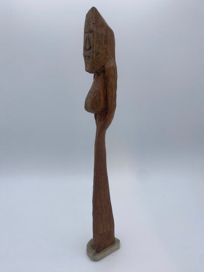 Håndskåren skandinavisk pinde-figur. Slut 20. Århundrede