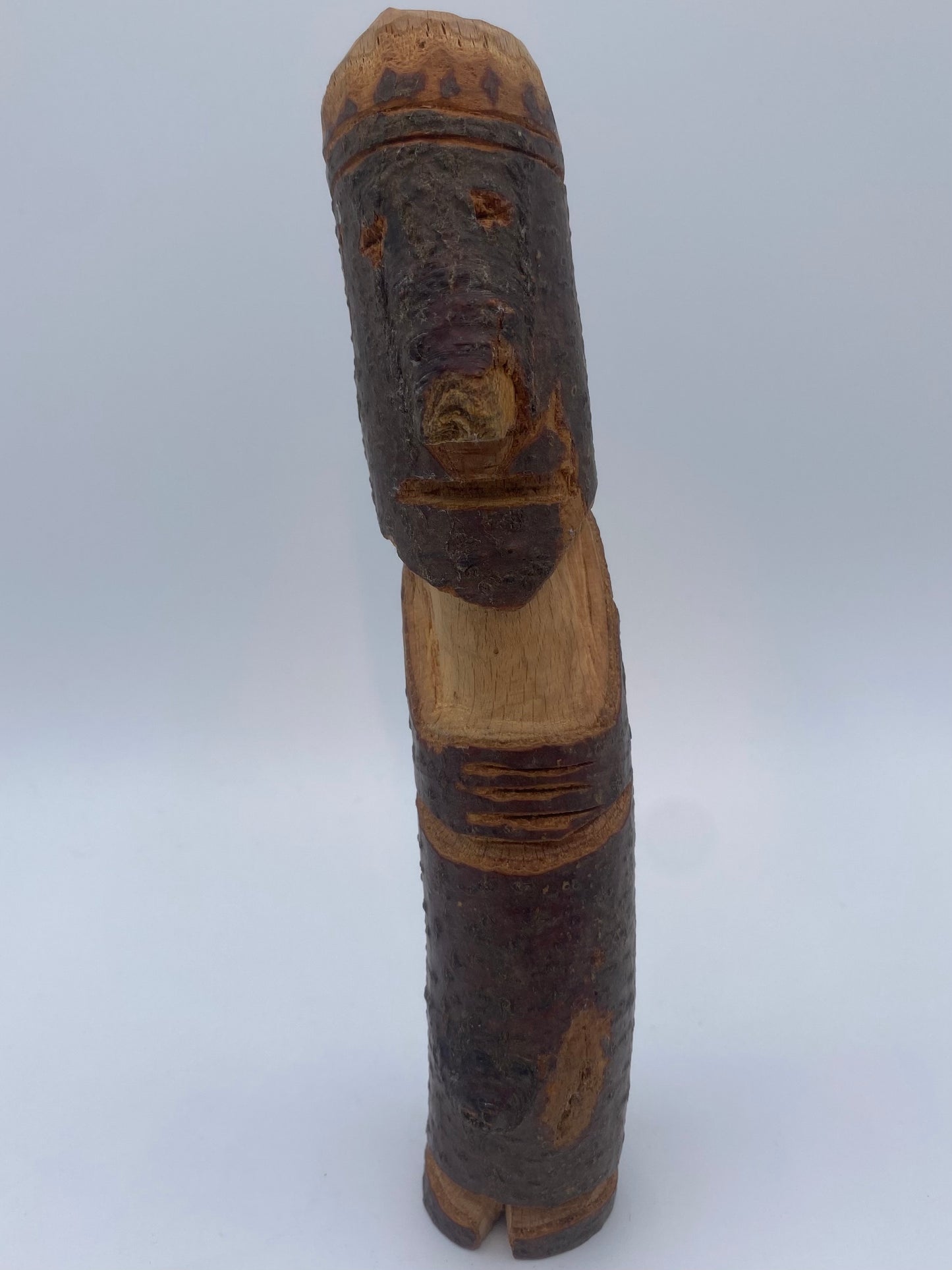 Håndskåren skandinavisk Jætte pinde-figur. Slut 20. Århundrede