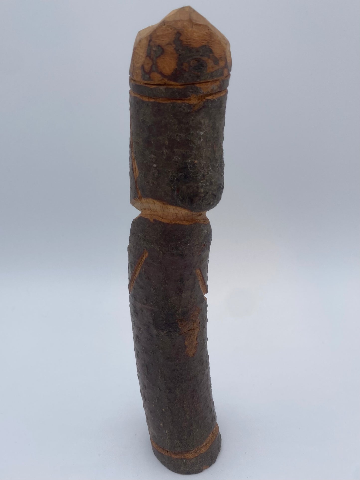 Håndskåren skandinavisk Jætte pinde-figur. Slut 20. Århundrede