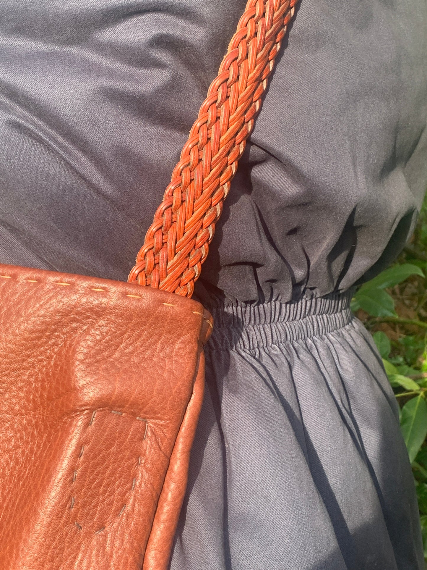 Håndsyet bøffel læder skuldertaske, Kim Zoll Designs.