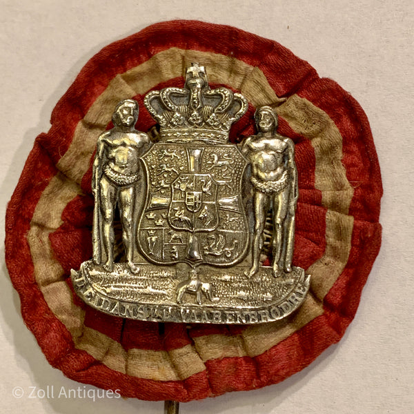 De danske Vaabenbrødre, 1874.  Emblem på roset.