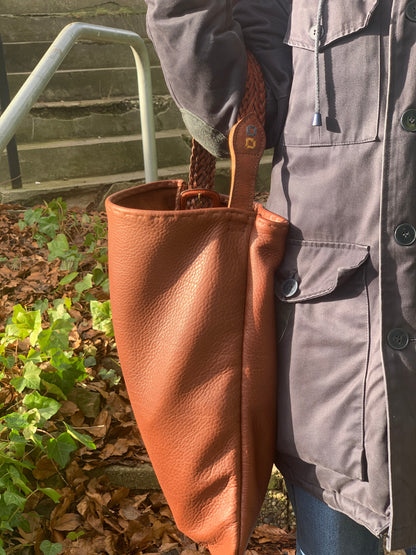 Håndsyet bøffel læder skuldertaske, Kim Zoll Designs.