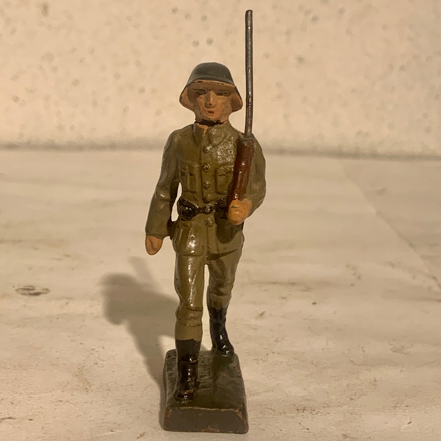 Lineol Dansk soldat, marcherende, fra 1930érne.