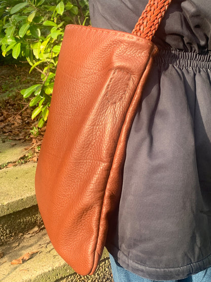 Håndsyet bøffel læder skuldertaske, Kim Zoll Designs.