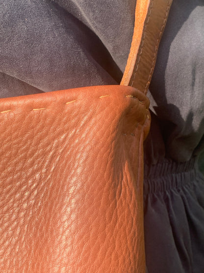 Håndsyet bøffel læder skuldertaske, Kim Zoll Designs.