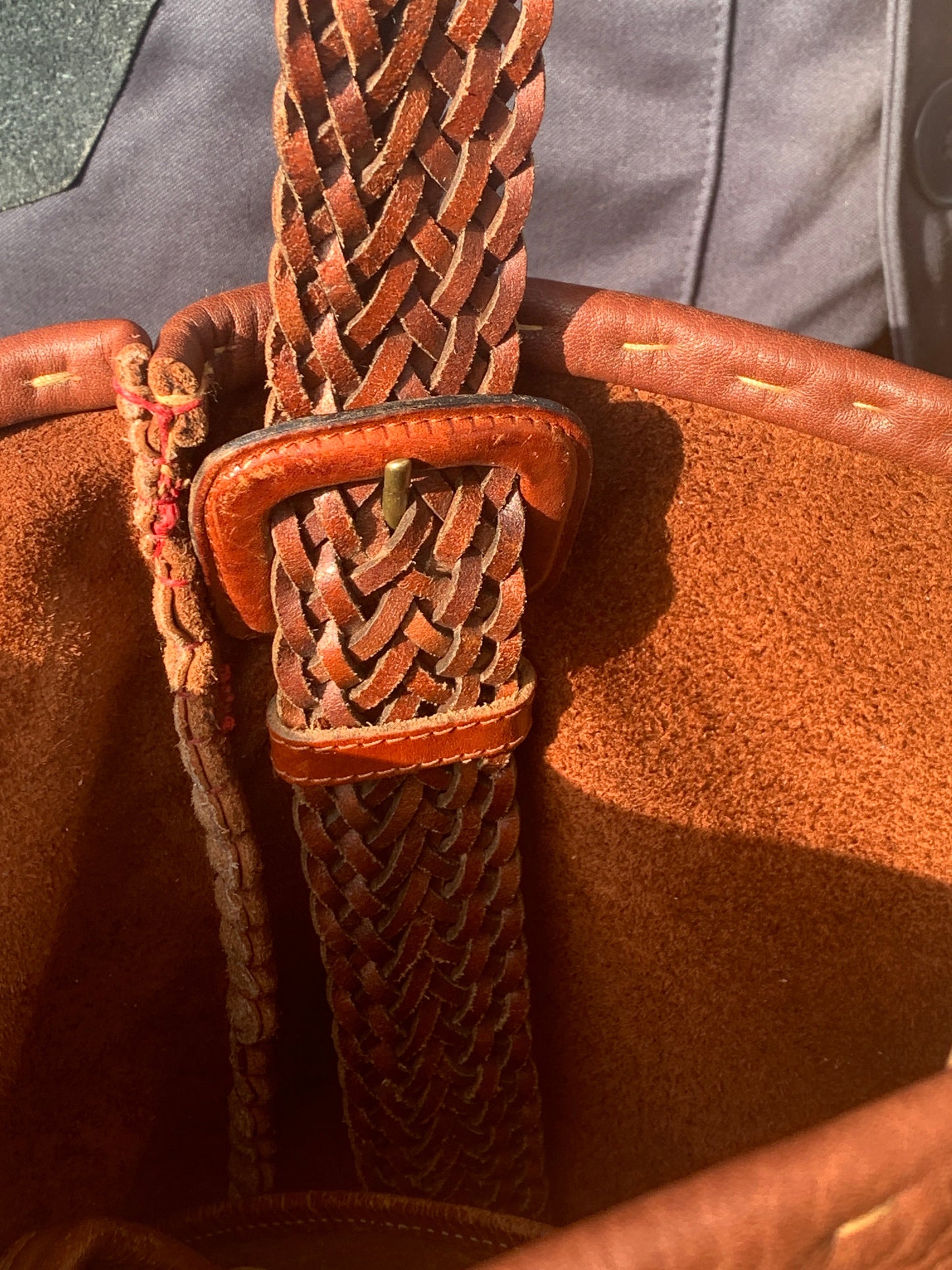 Håndsyet bøffel læder skuldertaske, Kim Zoll Designs.