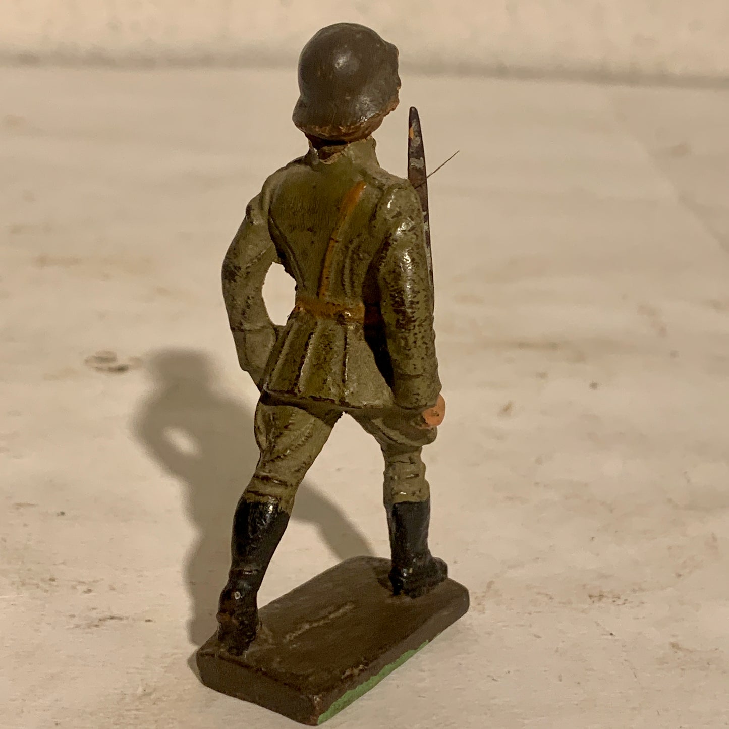 Lineol Dansk officer, med sabel, fra 1930érne.