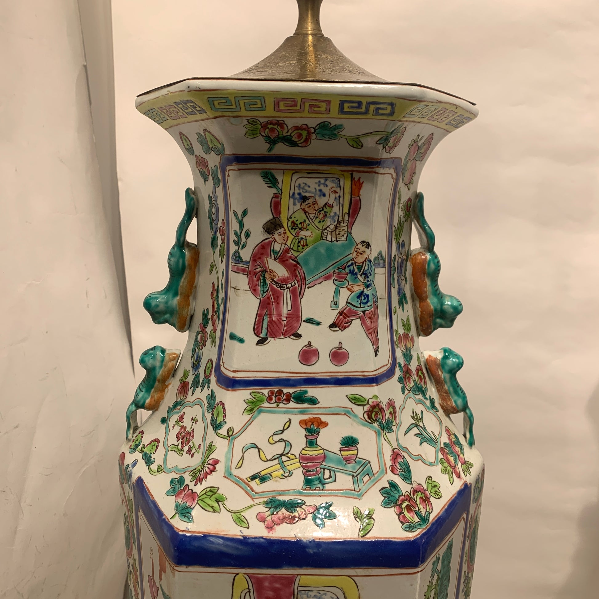 Ældre store kinesiske Guangzhou porcelæns gulvlamper