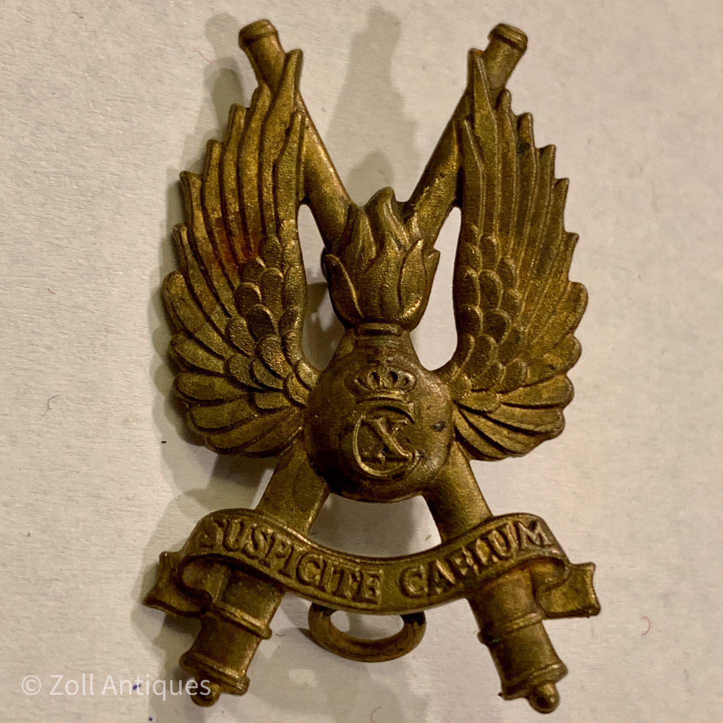 Sjællands luftværnsregiment mærke er et vintage emblem, der viser en eagle med vinger og en krone på hovedet. Emblemmet er lavet a
