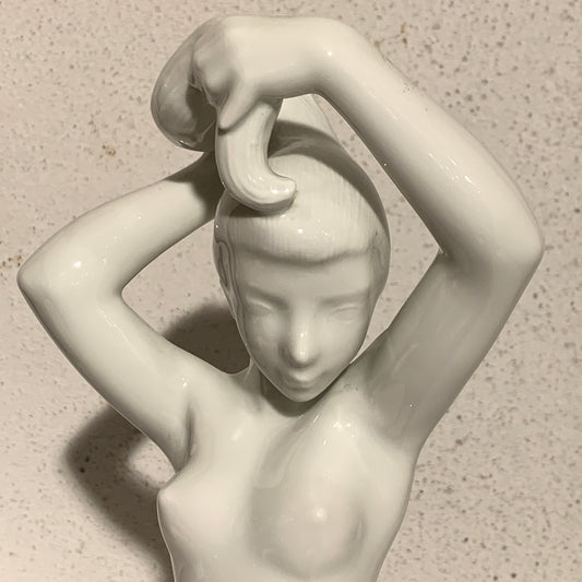 Johannes Hedegaard, Pige sætter hår, porcelænsfigur for Royal Copenhagen