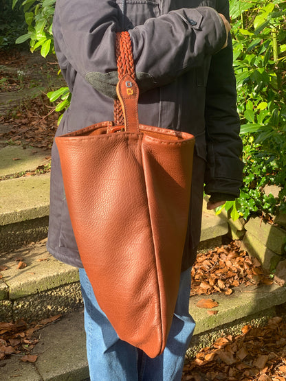 Håndsyet bøffel læder skuldertaske, Kim Zoll Designs.