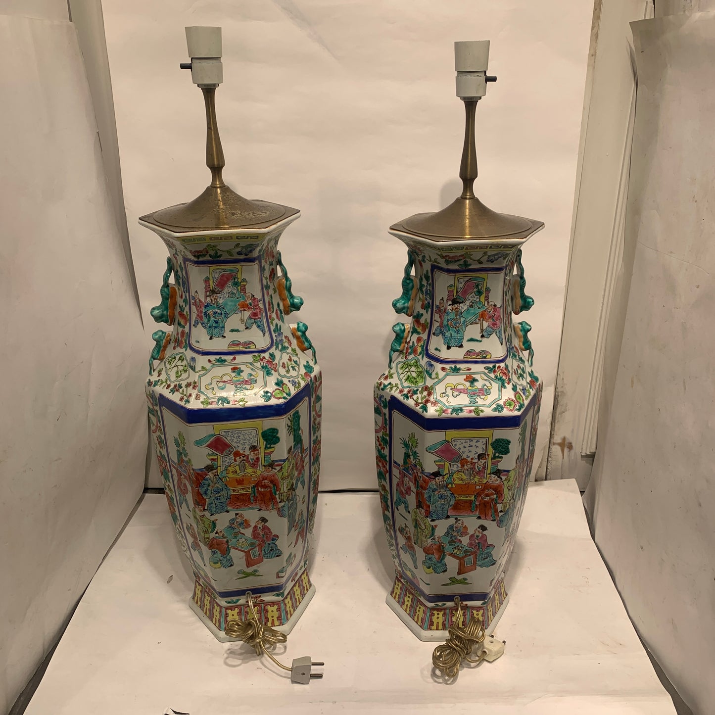 Ældre store kinesiske Guangzhou porcelæns gulvlamper