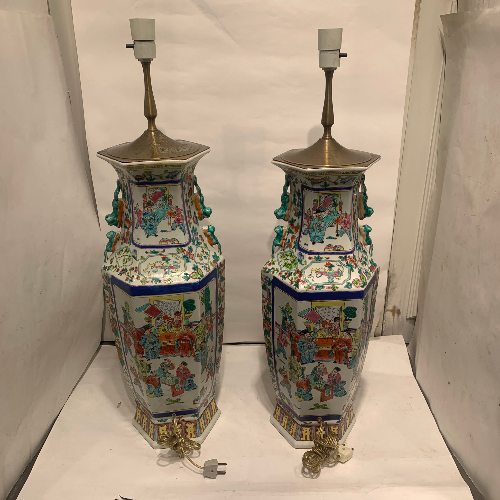 Ældre store kinesiske Guangzhou porcelæns gulvlamper
