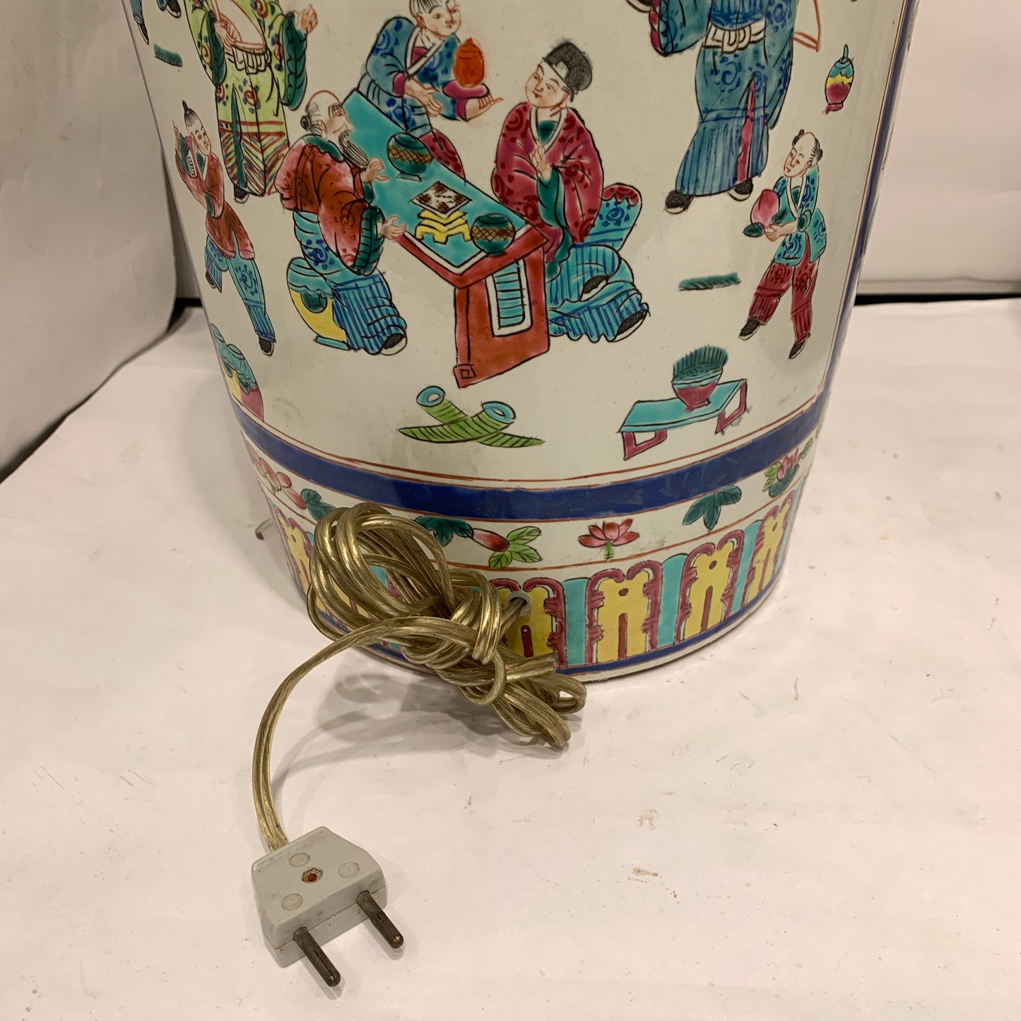 Ældre store kinesiske Guangzhou porcelæns gulvlamper, stemplet.