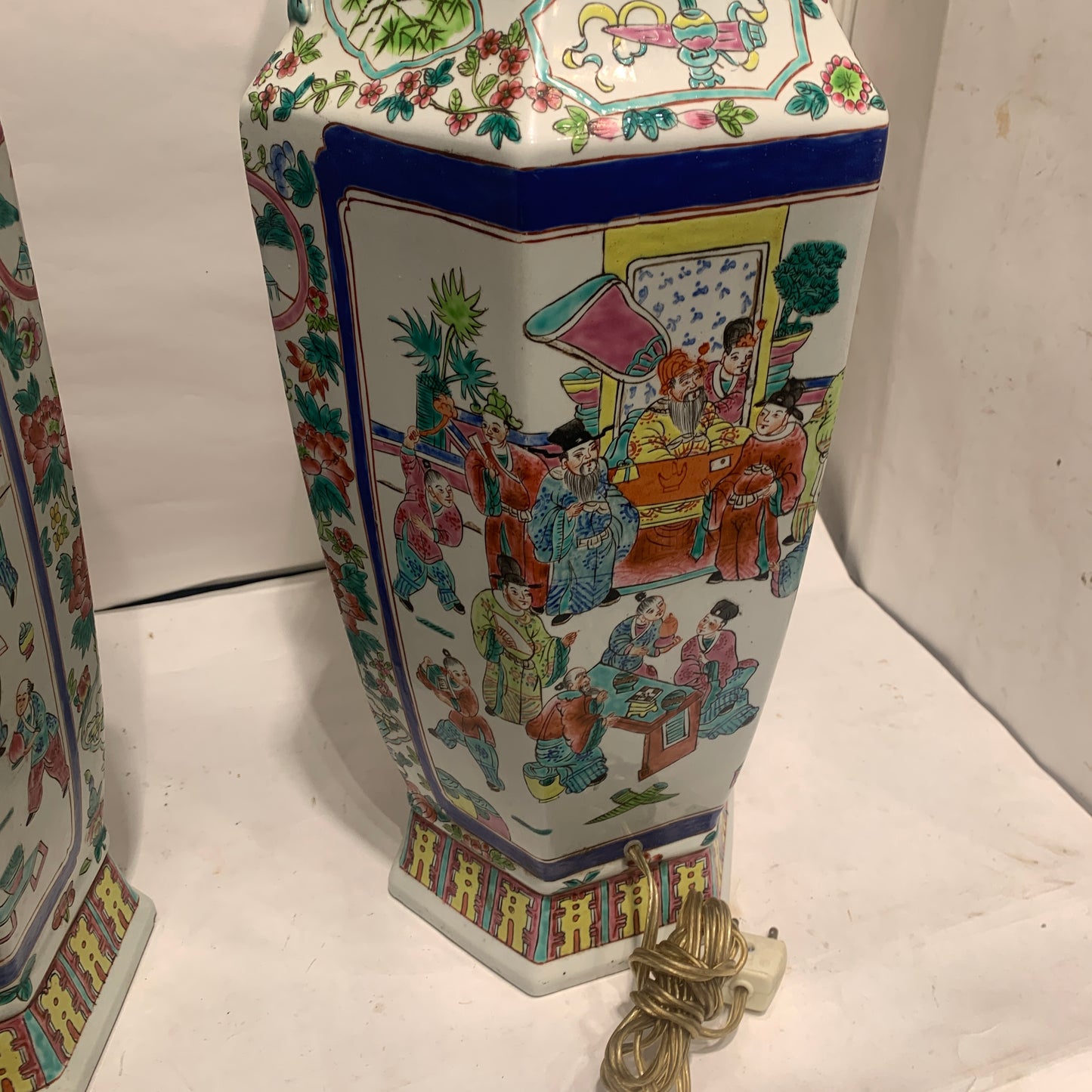 Ældre store kinesiske Guangzhou porcelæns gulvlamper