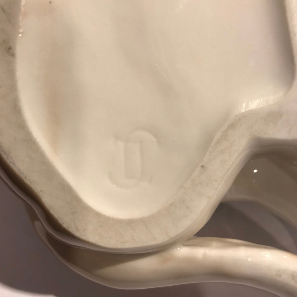 "Bing & Grøndahl Pointer m. Hvalpe" er et vintage genstand, der er lavet af keramik og har en hvalpe som motiv. Genstanden er i en