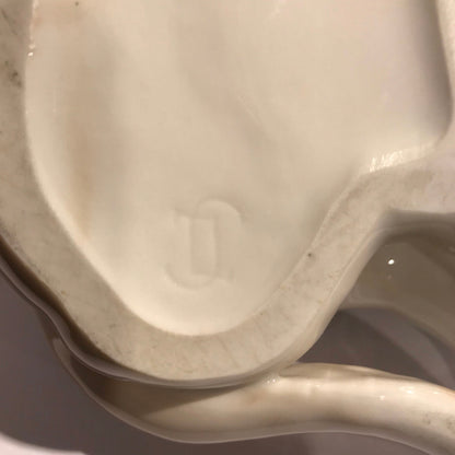 "Bing & Grøndahl Pointer m. Hvalpe" er et vintage genstand, der er lavet af keramik og har en hvalpe som motiv. Genstanden er i en