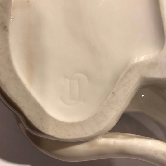 "Bing & Grøndahl Pointer m. Hvalpe" er et vintage genstand, der er lavet af keramik og har en hvalpe som motiv. Genstanden er i en