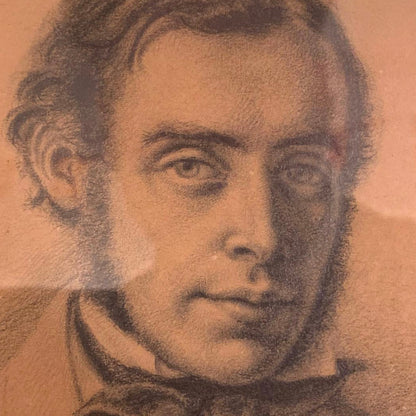 "Wilhelm Schorn Blyantstegning" er et billede af en mand med en blyantstegning i hans hånd. Han har et båret bælte og en bred krav