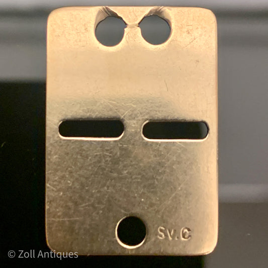 Et guld kadaver skilt i form af et ansigt, lavet af Sv. Christensen i perioden 1958-68