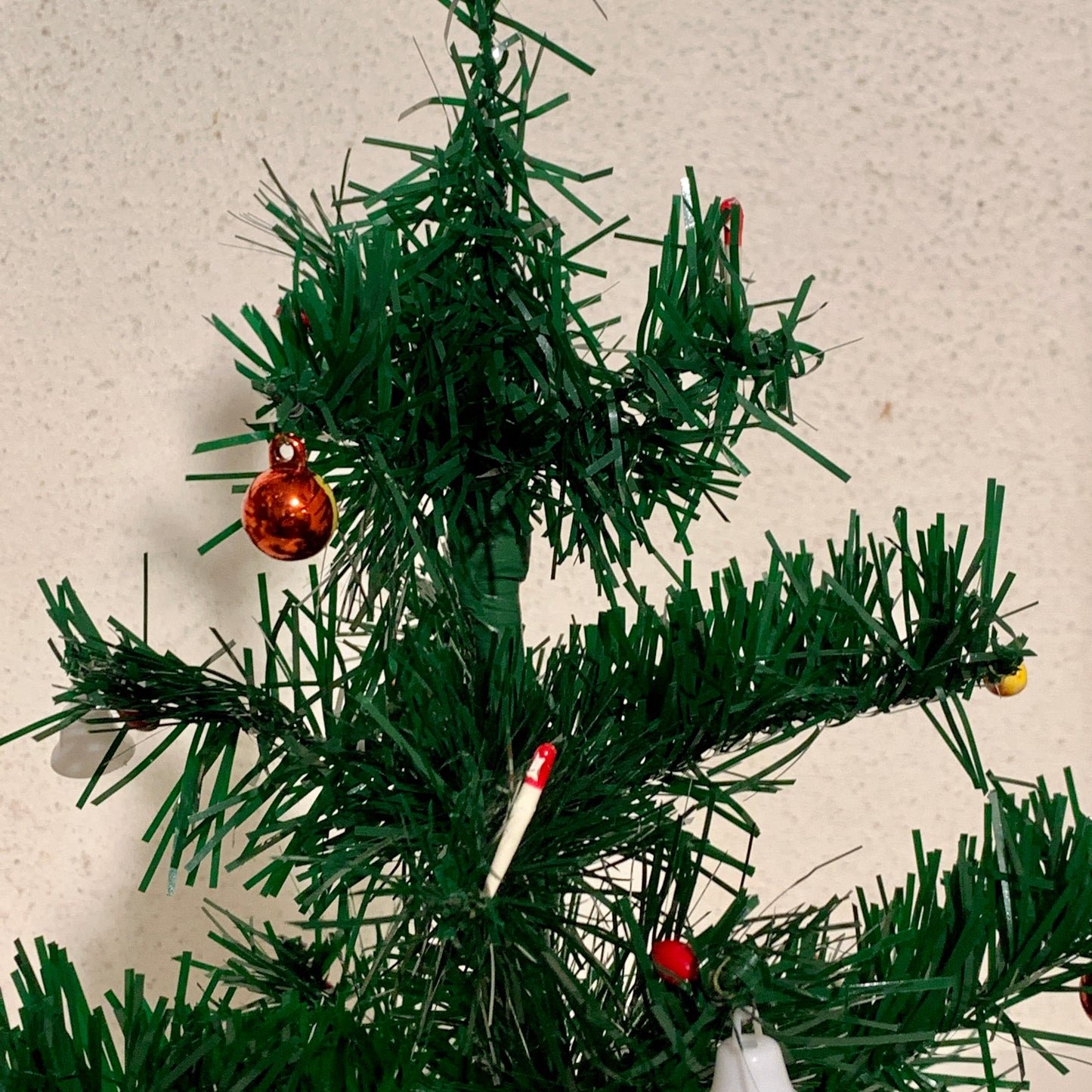 Gammelt julepynt, vintage plastik juletræ, midt/slut 1900 tallet.