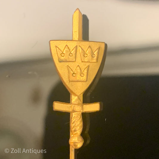 En gammel svensk militær nål med en sporrong og co. emblem