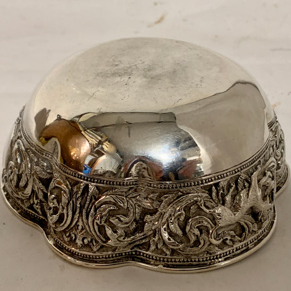 Antik Burmesisk repousse sølv skål, fra slut 1800 tallet.