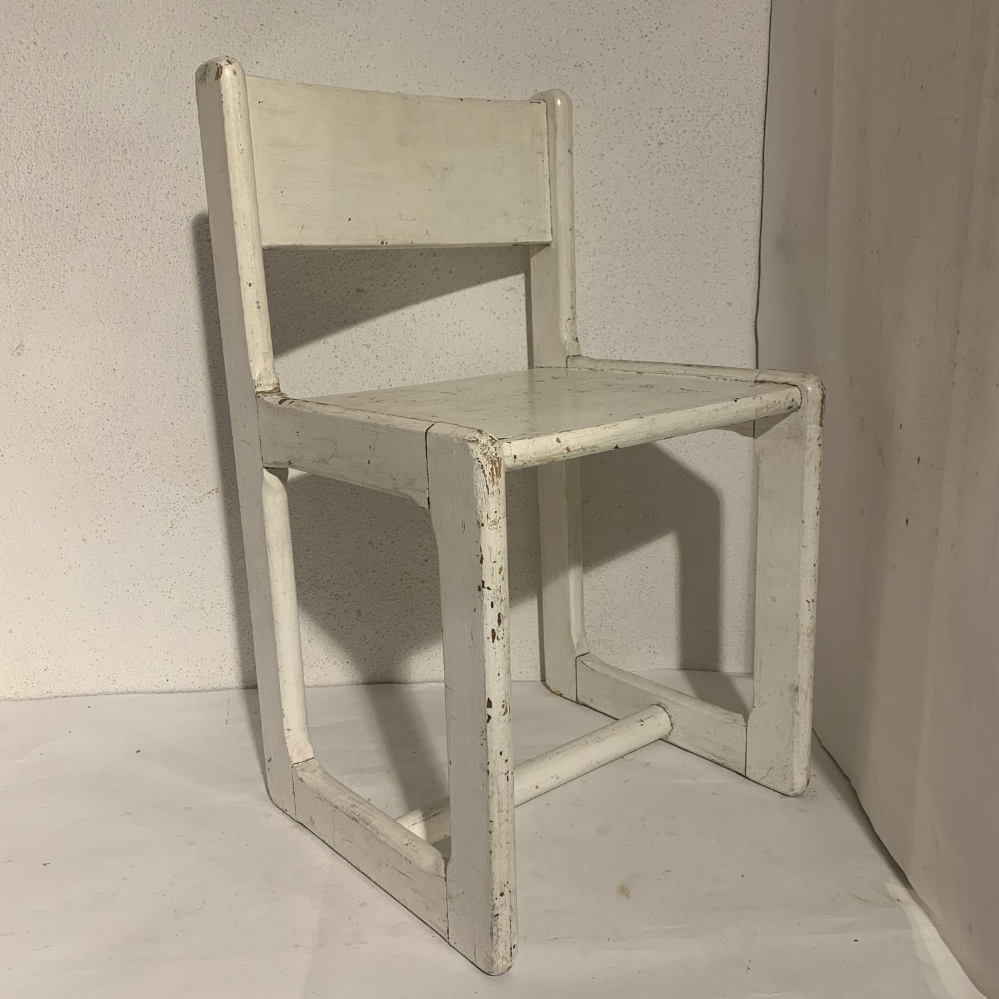 Vintage barnestol i bemalet træ, fra 1970érne.