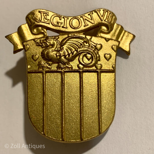 Hjemmeværnet region 8 bataljons mærke er en guld- og sølv-forgyldt emblem, der viser en adelig løve, der er omgivet af en kedel. E