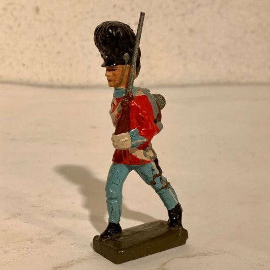 "Lineol Kongelig Livgarder marcherende med tornyster" er en figur, der repræsenterer en soldat fra den kongelige livgarde. Figuren