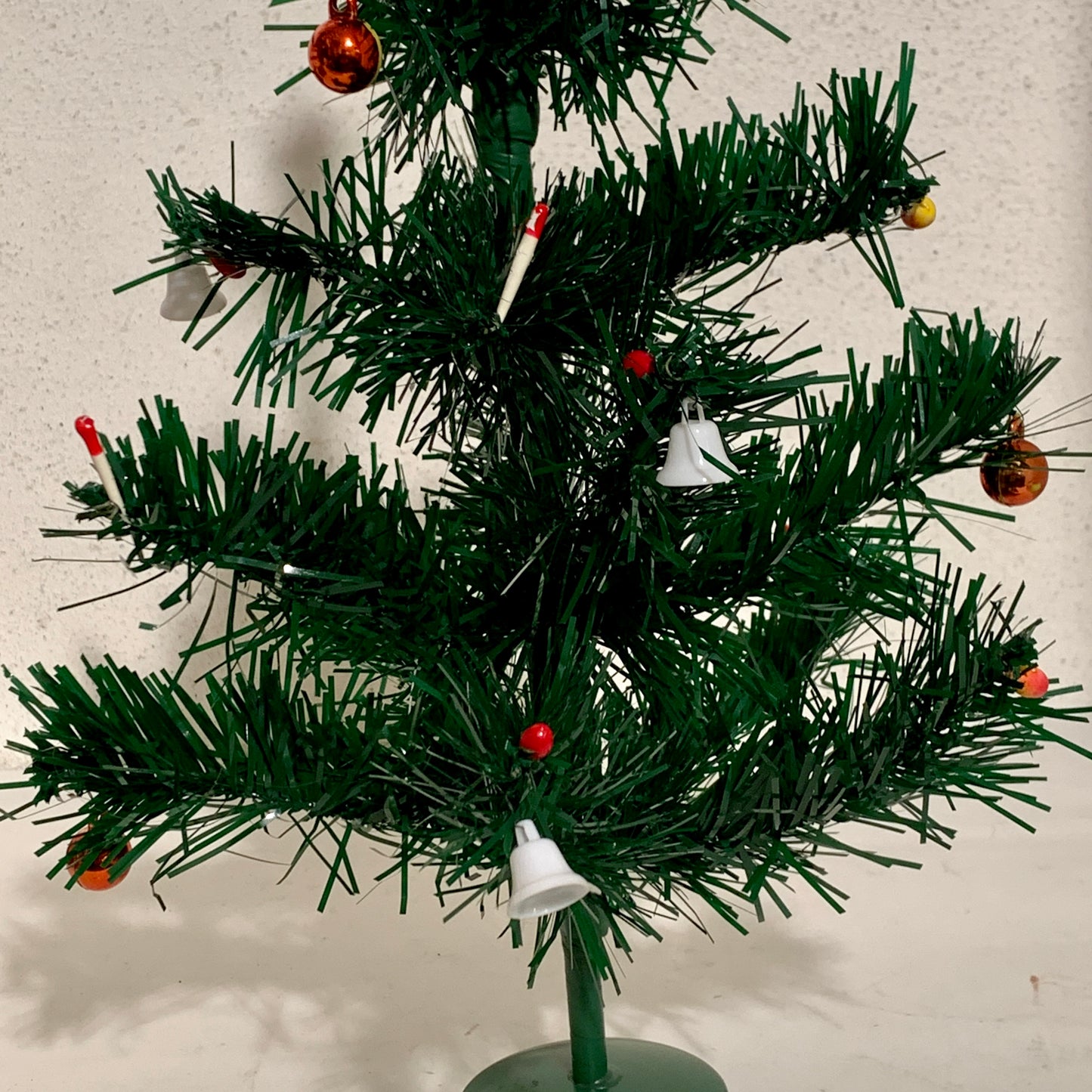 Gammelt julepynt, vintage plastik juletræ, midt/slut 1900 tallet.