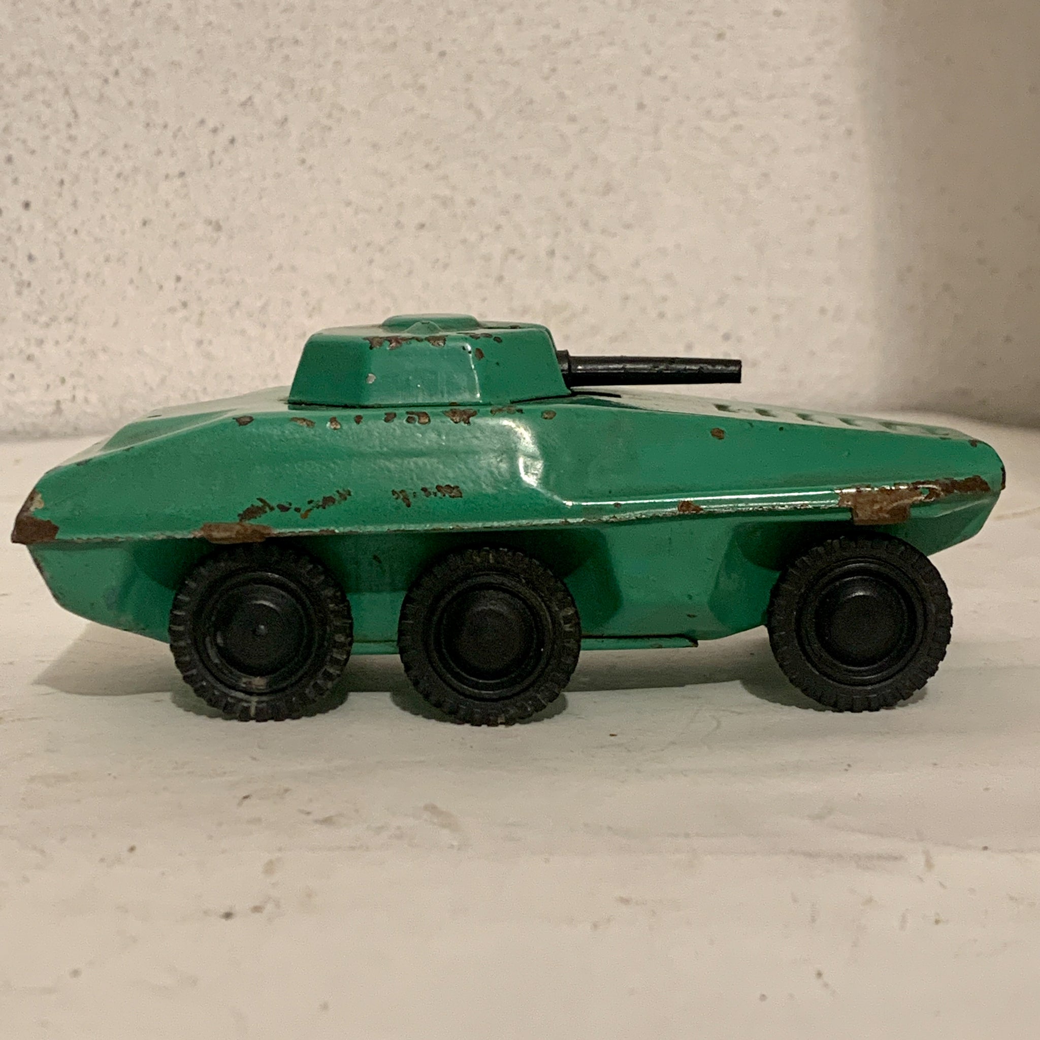 Ældre Sovjetisk blik legetøj MZMZI pansret køretøj.
