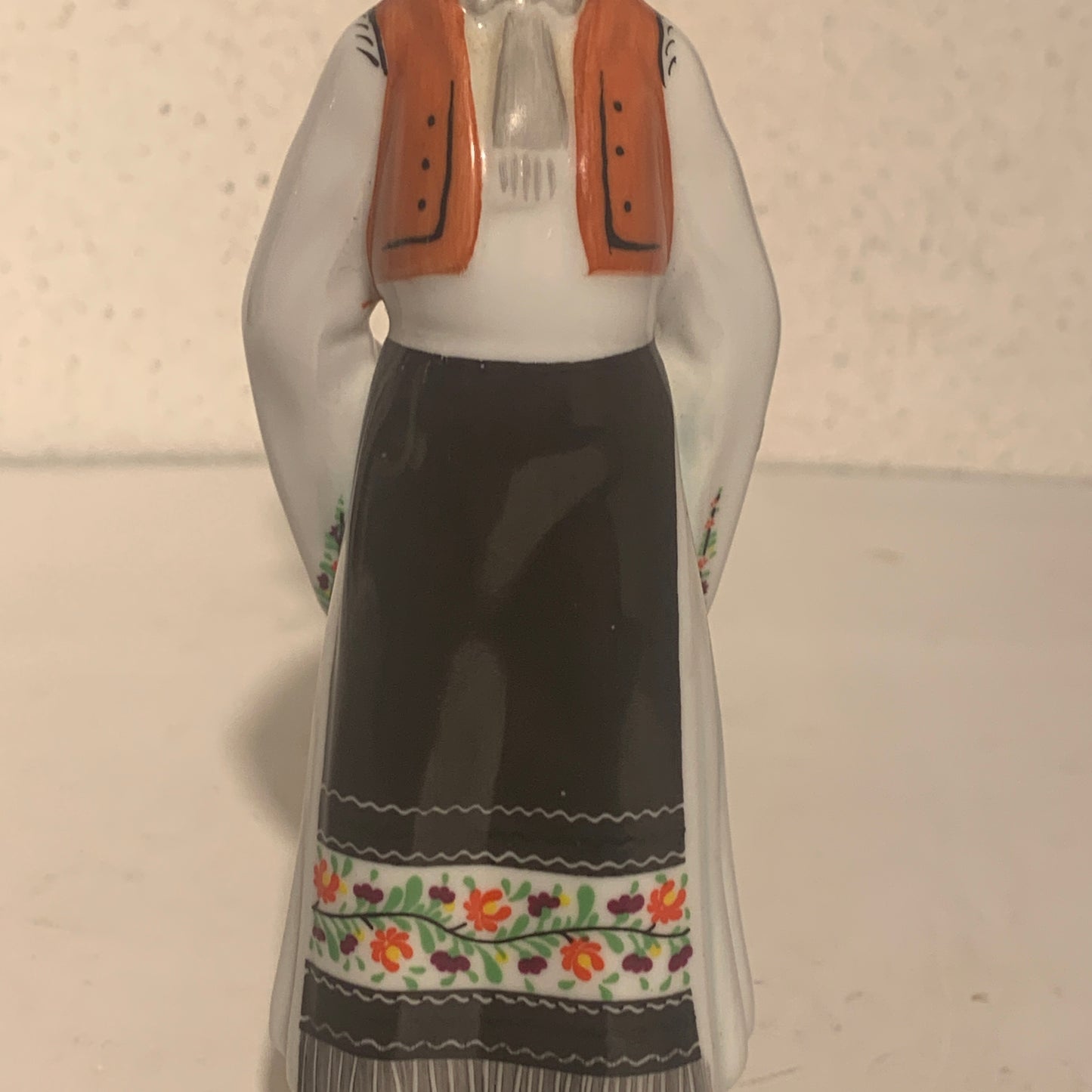 Hollohaza porcelæns figur, dreng med høj hat nr. 4834