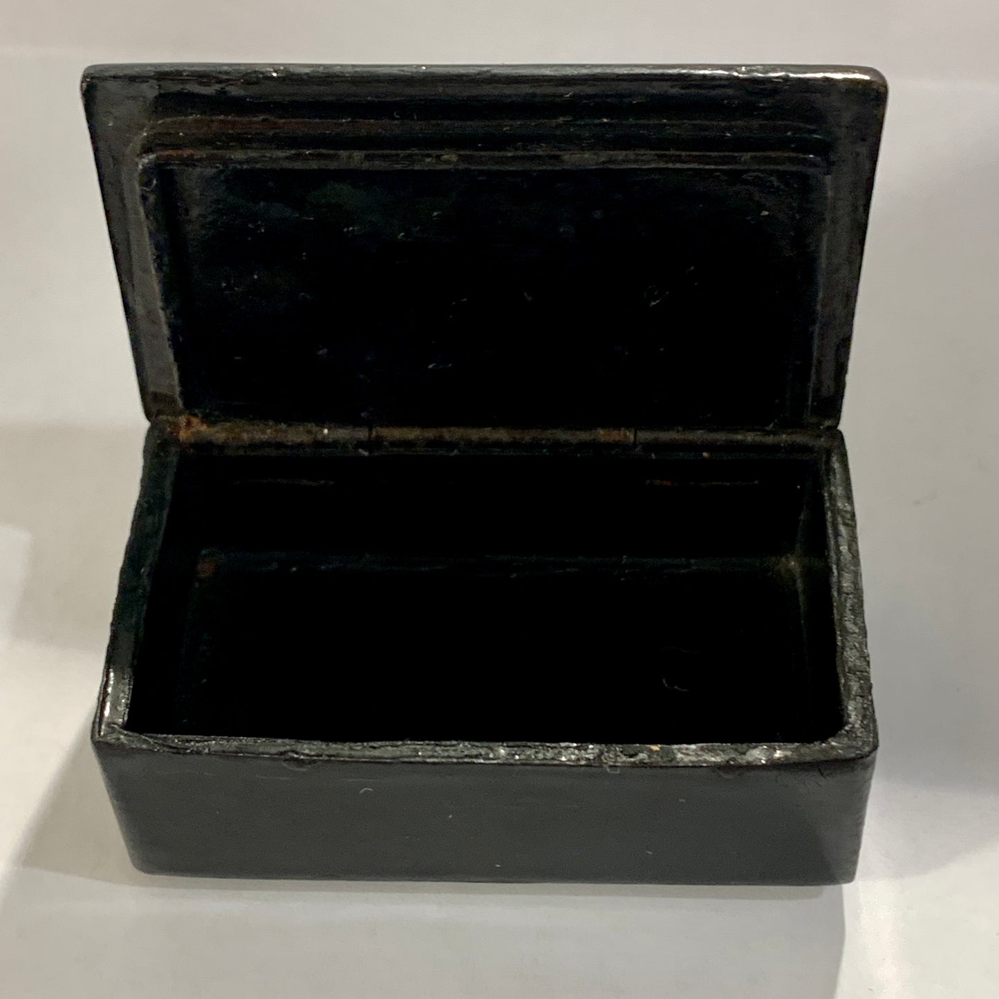 Viktoriansk sortlakeret pille æske, fra 1800 tallet