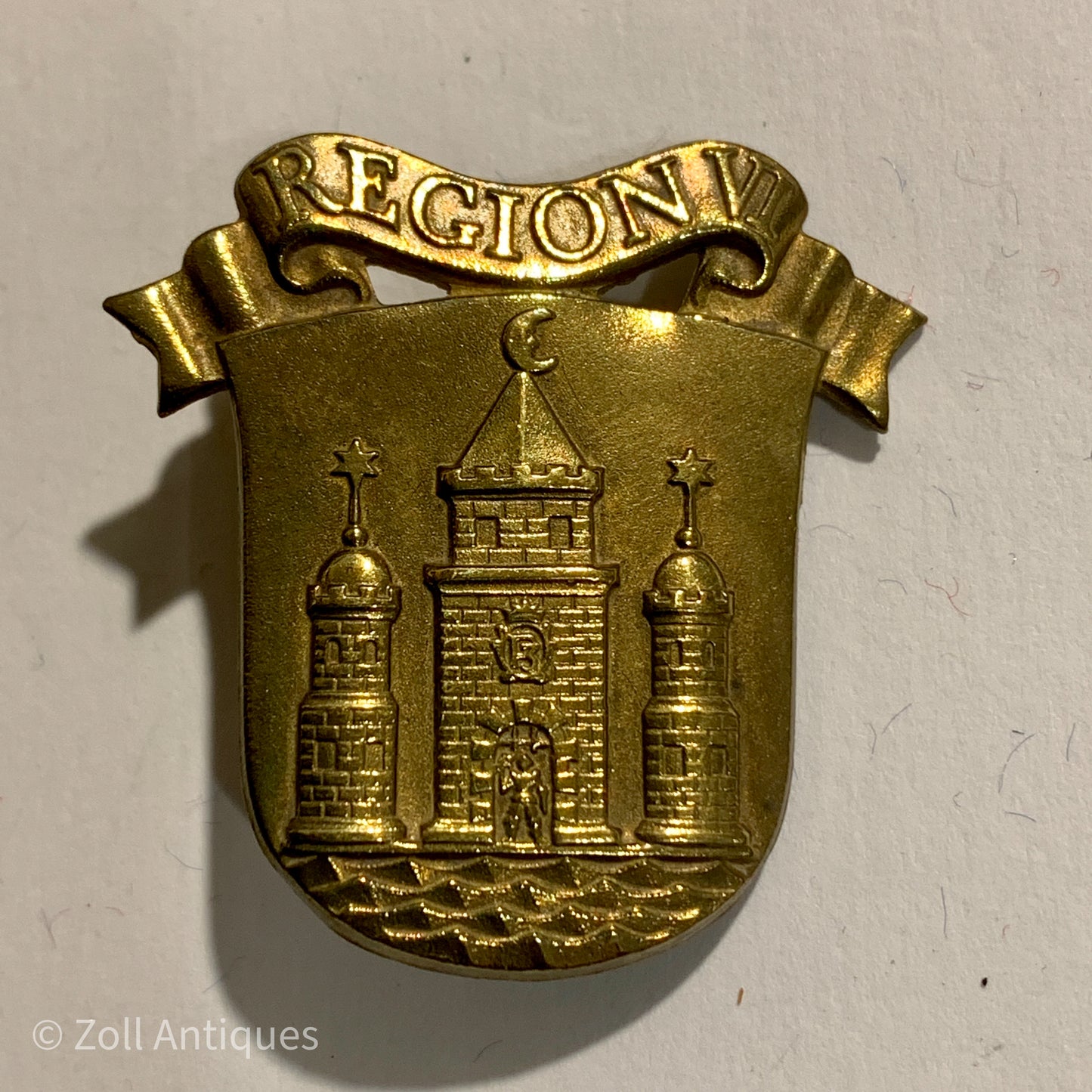 Hjemmeværnet region 6 bataljons mærke er et gammelt, guld-forged antikke mærke, der viser en bygning og en k