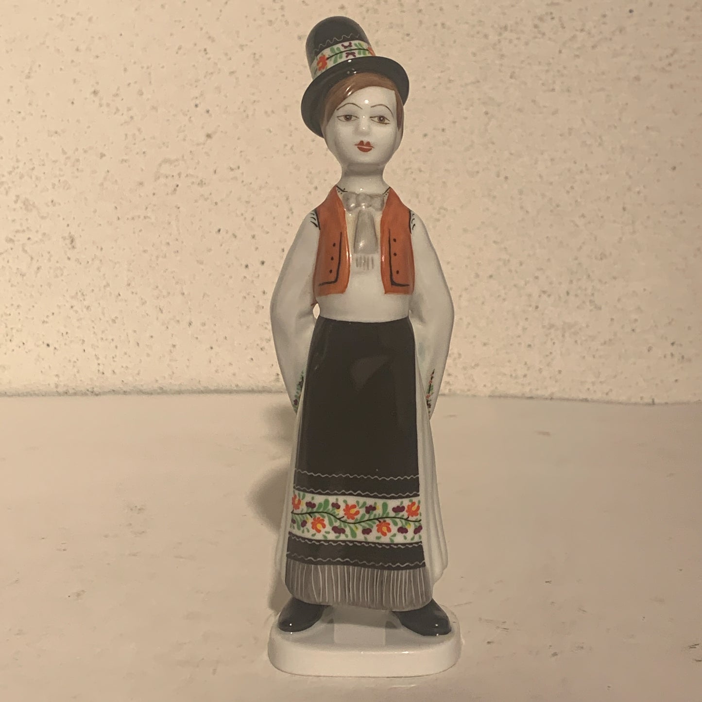 Hollohaza porcelæns figur, dreng med høj hat nr. 4834