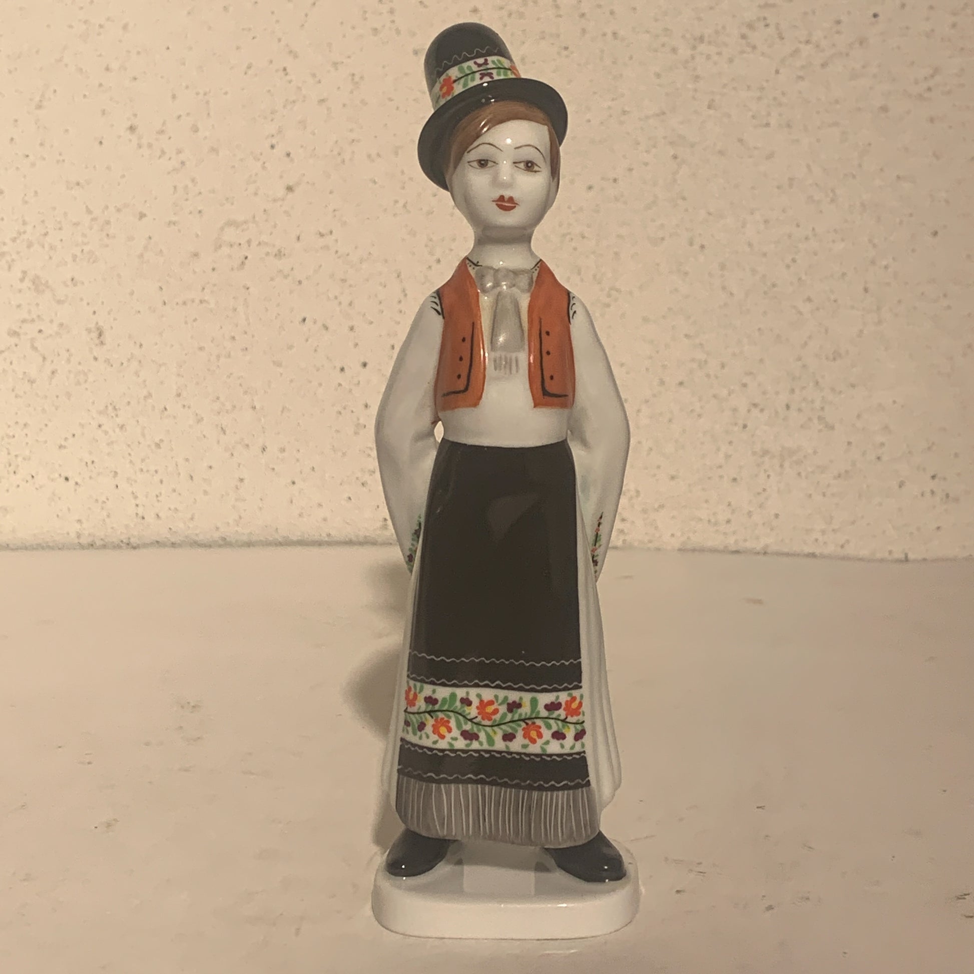 Hollohaza porcelæns figur, dreng med høj hat nr. 4834
