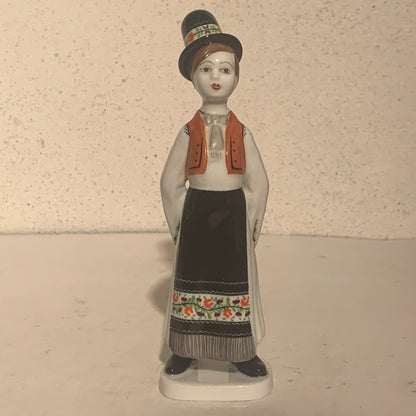 Hollohaza porcelæns figur, dreng med høj hat nr. 4834