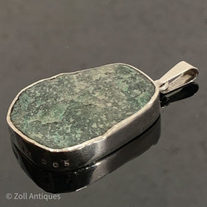 Per Sax Møller, København (1976-) vedhæng i sterling sølv med grøn sten
