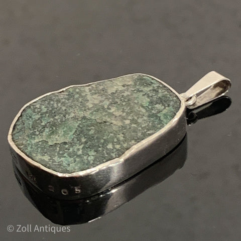 Per Sax Møller, København (1976-) vedhæng i sterling sølv med Fuchsite krystal.