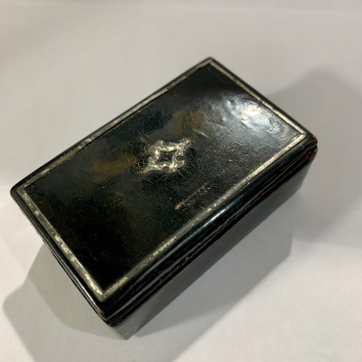 Viktoriansk sortlakeret pille æske, fra 1800 tallet