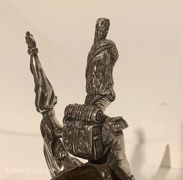 Armand Jules Le Véel (1821-1905) forsølvet bronze skulptur af en hvilende soldat fra 1800 tallet.