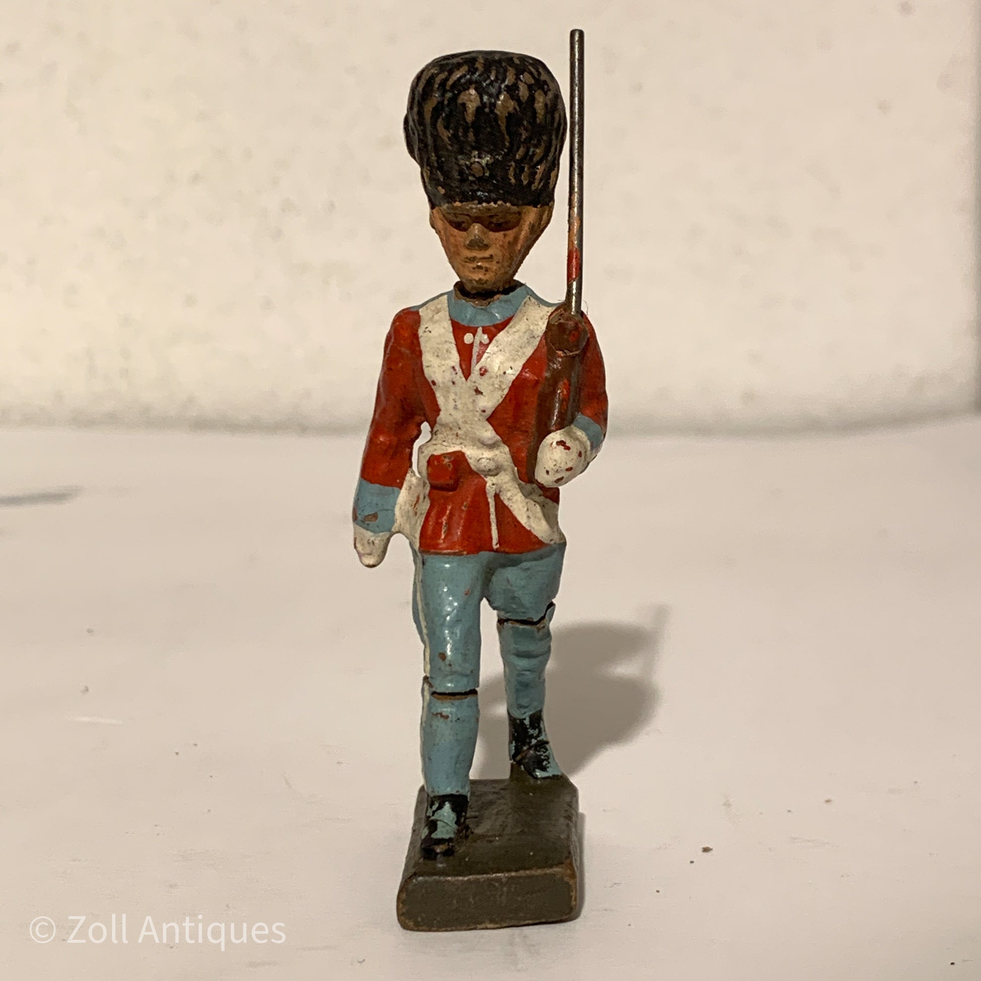 Lineol Kongelig Livgarder marcherende med dobbelt skrå rem