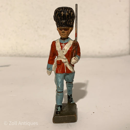 Lineol Kongelig Livgarder marcherende med dobbelt skrå rem