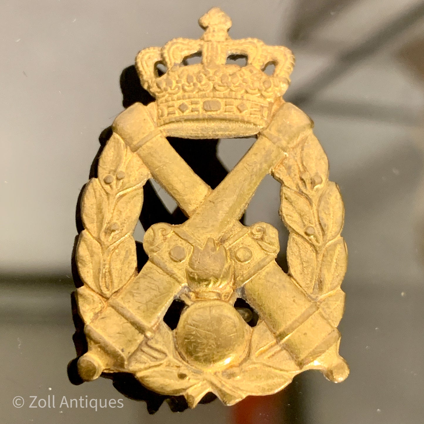 "Hærens Ildstøtteskole mærke" er et gammelt, guld-forgyldt emblem, der repræsenterer den danske hær. Emblemet er udformet med en k