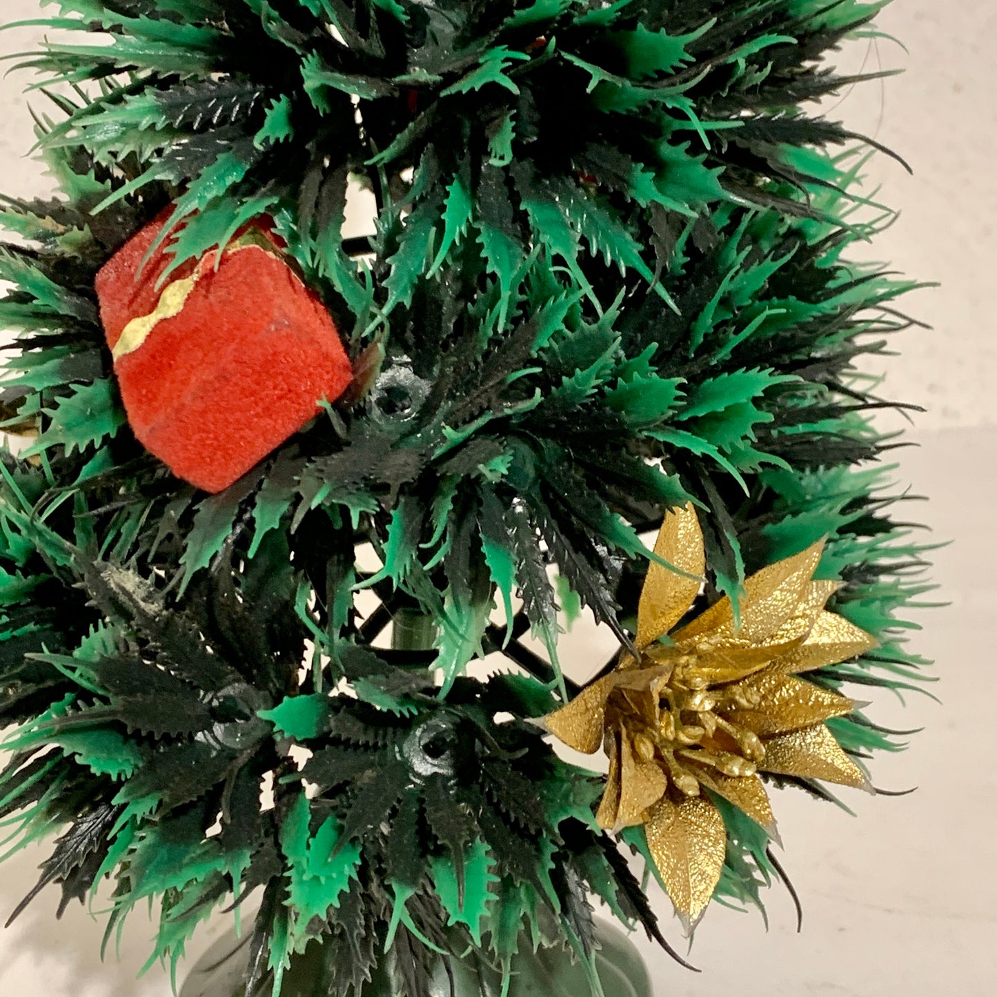 Gammelt julepynt, vintage plastik juletræ, midt 1900 tallet.